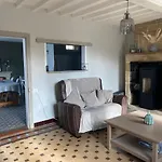 Maison De Sur Seulles בית נופש